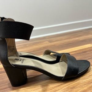 White Mountain. Black size 8 sandals